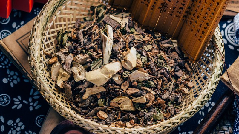 刮痧缓解肩颈僵硬的方法
