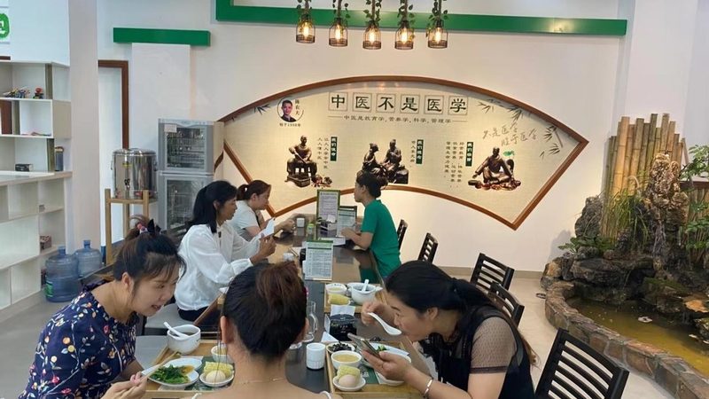 一般来说，肩周炎的推拿疗程时长因人而异，通常需要经过以下几个阶段：